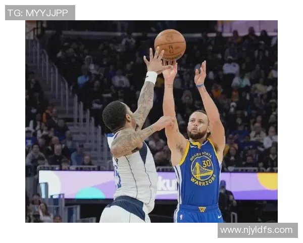 勇士库里精彩表现回顾与小牛对决的全场精彩瞬间分析